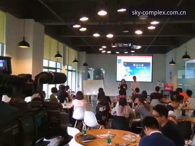 资深用户分享：从星空体育平台看曼联中场引援最新动态与实战经验